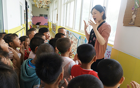 家園共育的探路者——記河南省新鄉市輝縣市西平羅鄉中心幼兒園園長郭文艷