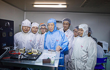 做一顆永不生銹的“螺絲釘”——記西安電子科技大學微電子學院教授郝躍