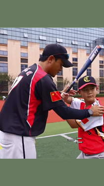 做好體育啟蒙！他教村小少年揮出人生第一棒