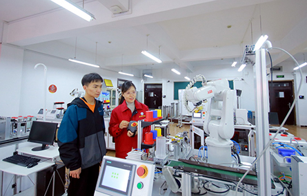 扎根職教領域的執著追夢者——記山西機電職業技術學院教授李粉霞