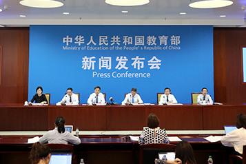 介紹疫情期間大中小學在線教育有關情況和下一步工作考慮